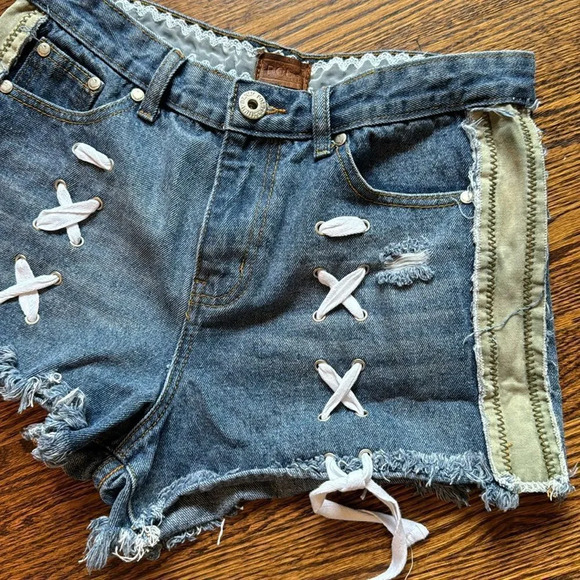 POL denim distressed fringe-edge 5-pocket front lace-up shorts. Large. - Picture 2 of 6